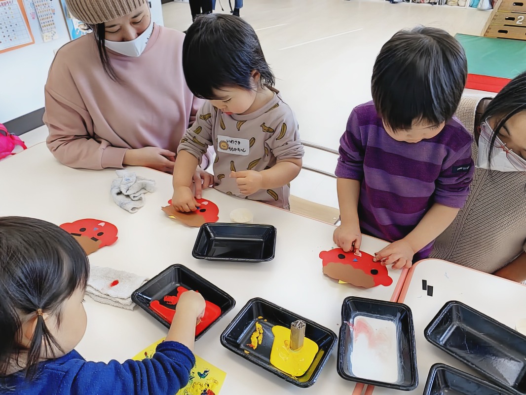 1歳半からの親子スクール 楽しい造形あそびの様子