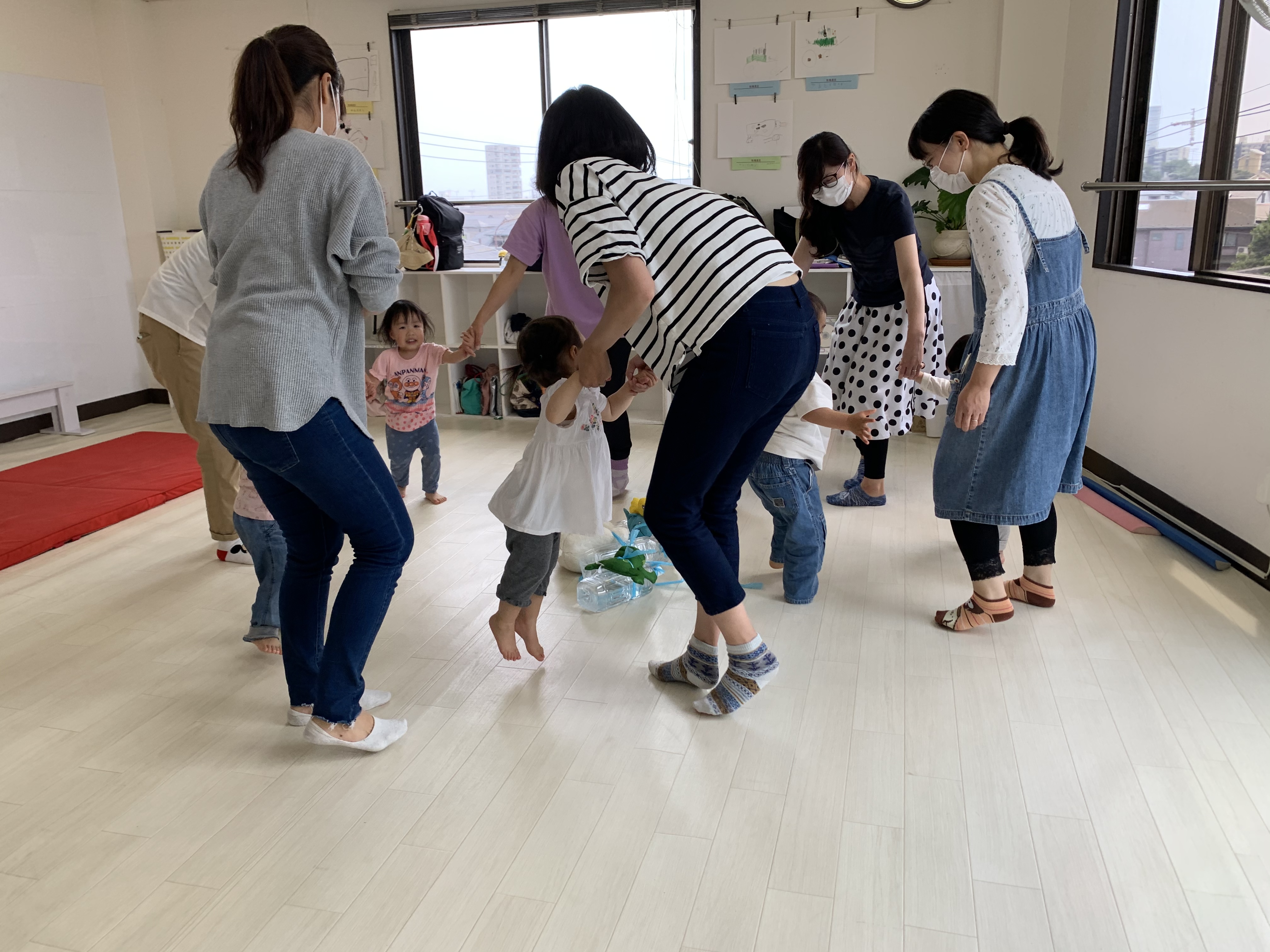1歳半からの親子スクール たのしい運動あそびの様子